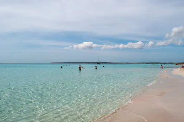 Formentera, Balearen, Spanje: het kristalheldere water van Es Arenals beach, een van de drukste stranden van het eiland gelegen op het Zuid-Oosten — Stockfoto