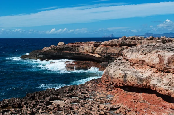 Formentera, Balear Adaları, İspanya: uçurum ve Punta de La Gavina, taşlara adanın batı cape üzerinde — Stok fotoğraf