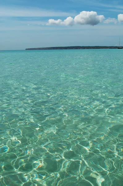 Formentera, Balearic Islands, Spain: the crystal clear water of Es Arenals beach, one of the most crowded beaches of the island located on the south-east — Stock Photo, Image