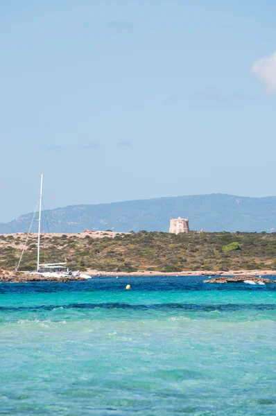 Formentera, Isole Baleari, Spagna: veduta di Espalmador, una piccola isola a 150 metri da Formentera, e della Torre Sa Guardiola, una torre di avvistamento situata sul suo punto più alto — Foto Stock