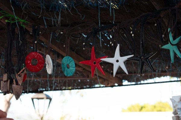 Formentera, Îles Baléares, Espagne : cercles et pendentifs étoilés au marché La Mola, un célèbre marché hippie proposant des produits artisanaux tous les mercredis et dimanches de juin à octobre — Photo