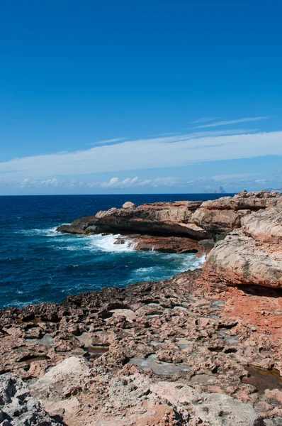 Formentera, Ilhas Baleares, Espanha: falésias e rochas em Punta de La Gavina, no cabo ocidental da ilha — Fotografia de Stock