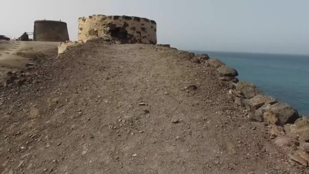 El Cotillo, Fuerteventura, Kanarya Adaları, İspanya 29 Ağustos 2016: Sahil Castillo de El Cotillo ve liman ile El Cotillo Köyü, genel bakış — Stok video