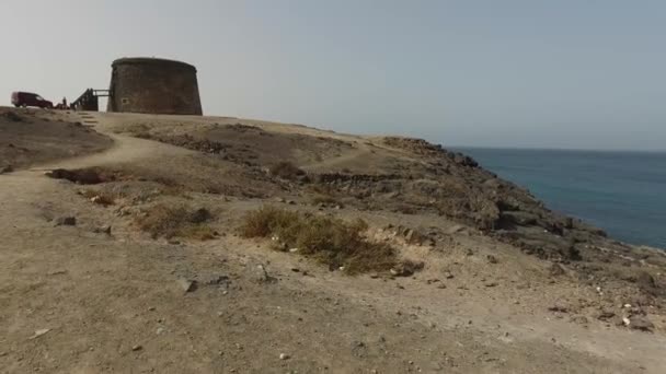 El Cotillo, Fuerteventura, Kanarya Adaları, İspanya 29 Ağustos 2016: Sahil Castillo de El Cotillo ve liman ile El Cotillo Köyü, genel bakış — Stok video