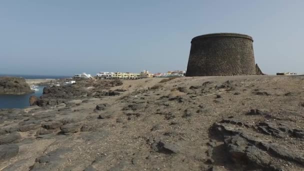 El Cotillo, Fuerteventura, Kanári-szigetek, Spanyolország, 2016. augusztus 29.: A parton, a falu El Cotillo kikötő és a Castillo de El Cotillo áttekintése — Stock videók