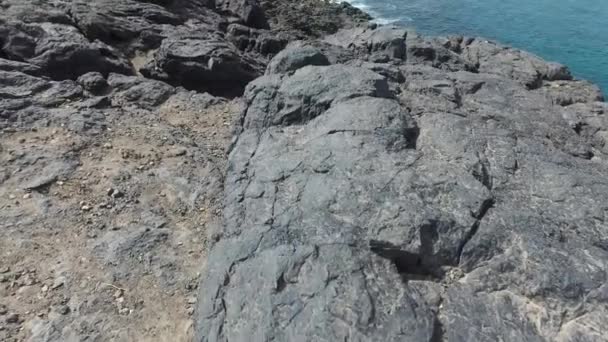 Cliff of El Cotillo, Fuerteventura, Canary Islands, Spain Август 29, 2016: Обзор пляжа El Cotillo — стоковое видео