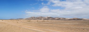 Fuerteventura, Kanarya Adaları, İspanya: çöl peyzaj toprak yoldan adanın bir yol üzerinden El Cotillo köyü başlangıç ve west coast parçası geçiş kuzeybatı kıyısında plajlar gördüm