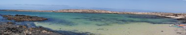 Fuerteventura, Kanarya Adaları, İspanya: El Toston deniz feneri manzaralı küçük defne Caleta de la Adana beach 