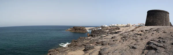 Fuerteventura, Kanarya Adaları, İspanya: Atlantik Okyanusu havadan görünümü görünümü Castillo de el Toston uçurumun altındaki ve El Cotillo bağlantı noktası ile savunma için 18. yüzyılda inşa (Toston kule ya da kale), gözetleme kulesi — Stok fotoğraf