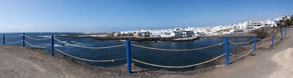 Fuerteventura, Islas Canarias, España: vista aérea del antiguo puerto y casco antiguo de El Cotillo, un pueblo pesquero en la parte noroeste de la isla centrado alrededor de un pequeño puerto utilizado en su mayoría por pescadores locales — Foto de Stock