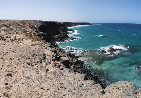 Fuerteventura, Wyspy Kanaryjskie, Hiszpania: widok z lotu ptaka skał i klif plaża Playa de La Escalera (plaża schodów), jeden z najbardziej znanych plaż na wybrzeżu północno-zachodniej, na południe od wsi El Cotillo — Zdjęcie stockowe