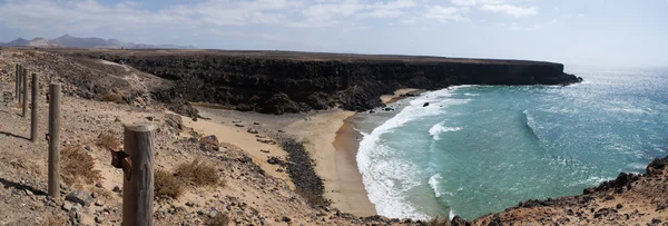 Fuerteventura, Islas Canarias, España: vista aérea de las rocas y acantilados de la playa de Esquinzo (Playa de Esquinzo), una de las playas más famosas de la costa noroeste, considerada un paraíso para los surfistas por sus olas perfectas — Foto de Stock