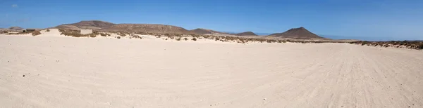 Fuerteventura, Isole Canarie, Spagna: veduta panoramica del paesaggio desertico sulla strada sterrata tra i villaggi nord-orientali di Lajares e El Cotillo — Foto Stock