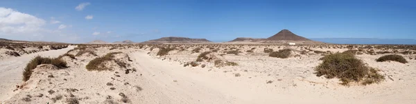 西班牙加那利群岛 fuerteventura: 东北部村庄 lajares 和 el cotillo 之间的土路上沙漠景观全景 — 图库照片