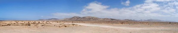 Fuerteventura, Canary Islands, Spain: the desert landscape seen from the dirt road to the beaches of the northwestern coast of the island, a path starting from the village of El Cotillo and crossing part of the west coast — 图库照片