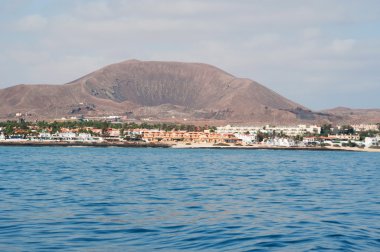 Fuerteventura, Kanarya Adaları, İspanya: volkan Bayuyo, doğrudan kuzeydoğu kasaba, Corralejo, Atlantik Okyanusu görülen yükselen ile Corralejo manzarası 