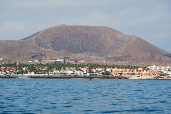 Fuerteventura, Kanarya Adaları, İspanya: volkan Bayuyo, doğrudan kuzeydoğu kasaba, Corralejo, Atlantik Okyanusu görülen yükselen ile Corralejo manzarası — Stok fotoğraf