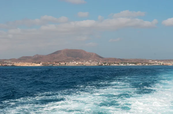 Fuerteventura, Kanarya Adaları, İspanya: volkan Bayuyo, doğrudan kuzeydoğu kasaba, Corralejo, Atlantik Okyanusu görülen yükselen ile Corralejo manzarası — Stok fotoğraf