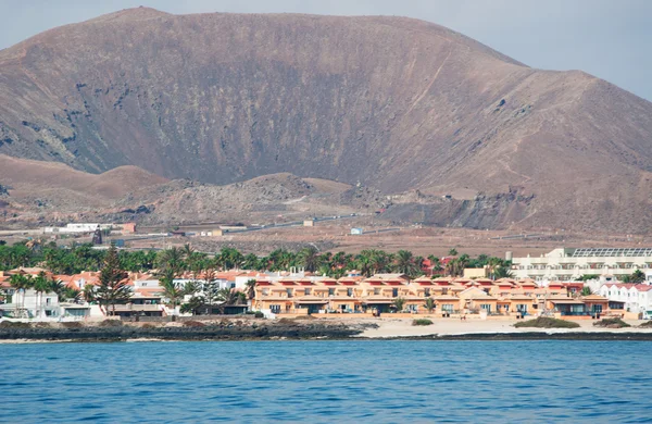 Fuerteventura, Kanarya Adaları, İspanya: volkan Bayuyo, doğrudan kuzeydoğu kasaba, Corralejo, Atlantik Okyanusu görülen yükselen ile Corralejo manzarası — Stok fotoğraf