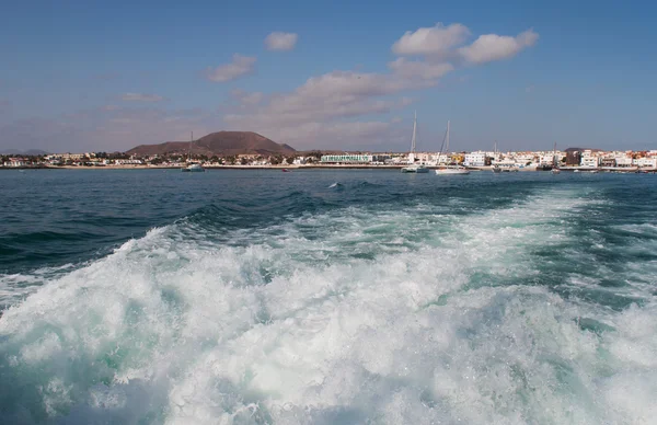 Fuerteventura, Kanarya Adaları, İspanya: volkan Bayuyo, doğrudan kuzeydoğu kasaba, Corralejo, Atlantik Okyanusu görülen yükselen ile Corralejo manzarası — Stok fotoğraf