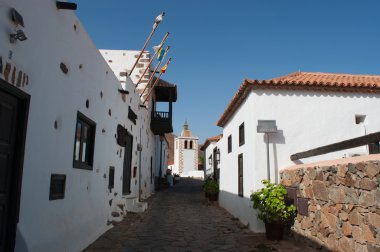 Fuerteventura, Kanarya Adaları, İspanya: Katedrali, Saint Mary, 1410 ve 1424 arasında Norman fatih Juan de Bethencourt Betancuria şehir içinde talebi üzerine inşa edilmiş kilise manzaralı bir sokak