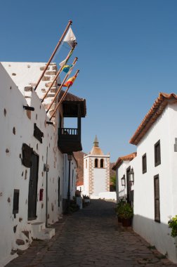 Fuerteventura: bir sokak Betancuria şehir, Saint Mary Katedrali Manzaralı