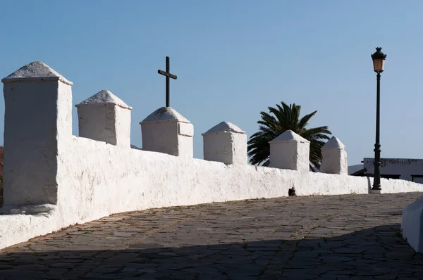 Fuerteventura, kanarische inseln, spanien:: ein kreuz und eine straßenlaterne im dorf betancuria — Stockfoto