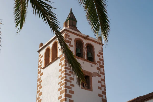 Fuerteventura: palmer och klocktornet i den Cathedral of Saint Mary i staden av Betancuria — Stockfoto
