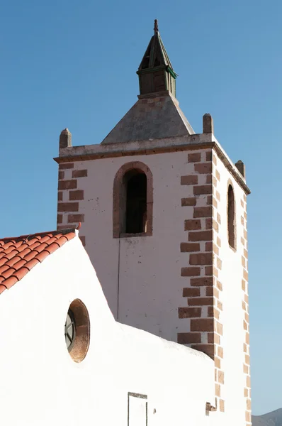 Fuerteventura, îles Canaries, Espagne : le clocher et la cathédrale Sainte-Marie, église construite entre 1410 et 1424 à la demande du conquérant normand Juan de Bethencourt dans la ville de Betancuria — Photo