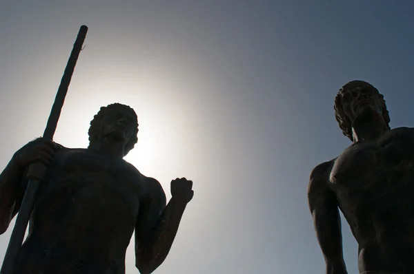 Fuerteventura, Canary Islands, Spain: the statues of Guise and Ayose, Kings of Ancient Fuerteventura before the conquest in 1402, created by Emiliano Hernandez  at the viewpoint Mirador Corrales de Guize — Stock Photo, Image