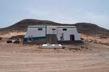 Fuerteventura, Kanarya Adaları, İspanya: çöl peyzaj Lajares kuzeydoğu köyleri ve El Cotillo arasındaki toprak yol üzerinde beyaz bir evde 