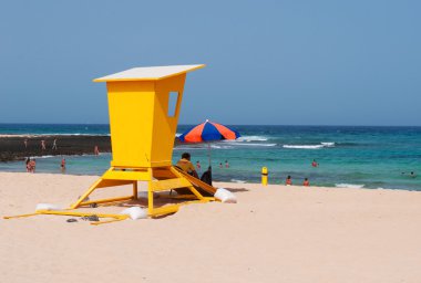 Fuerteventura, Kanarya Adaları, İspanya: bir sarı gözetleme kulesi ve panoramik, plaj, Grandes Playas (büyük plajları), ünlü plajlarından kitesurfing ve adanın kuzeydoğu kıyılarında rüzgar sörfü için