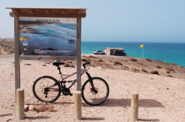 Fuerteventura, Kanarya Adaları, İspanya: Bisiklet ve Piedra Playa beach ya da El Castillo beach, Kuzeybatı kıyısında, Güney Castillo de el Toston (Toston kule ya da kale) El Cotillo Villa içinde en ünlü plajlarından ahşap iz