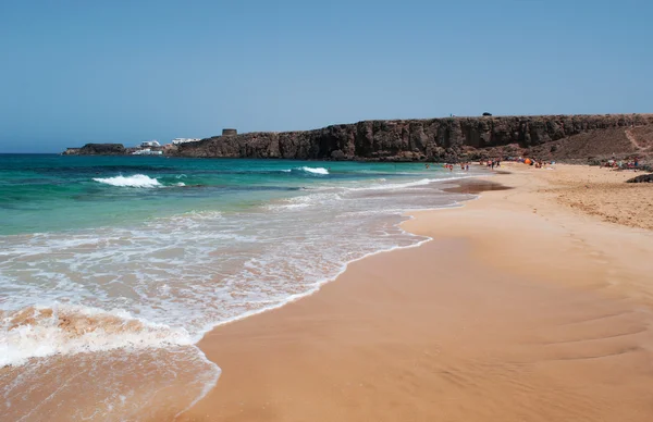 Fuerteventura, Islas Canarias, España: vista aérea de la playa de Piedra Playa, o playa de El Castillo, una de las playas más famosas de la costa noroeste, al sur del Castillo del Toston (Torre o Castillo de Toston) en el pueblo de El Cotillo — Foto de Stock