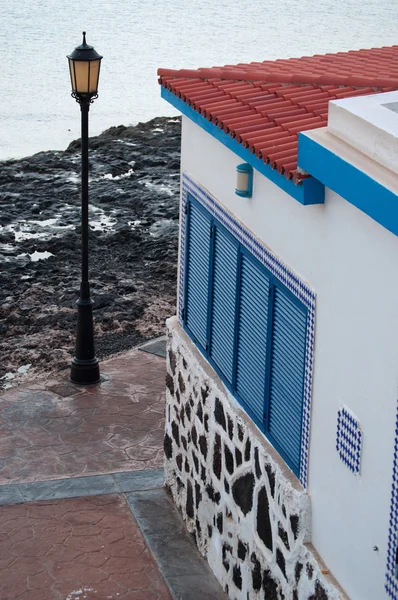 Fuerteventura, Islas Canarias, España: una farola y una casa al amanecer en la playa de Corralejo, en el norte de la isla — Foto de Stock