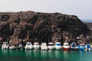 Fuerteventura, Kanarya Adaları, İspanya: yeni bağlantı noktasının, köy El Cotillo, bay koruma cliff ile adanın kuzeybatısındaki balıkçı köyünde havadan görünümü