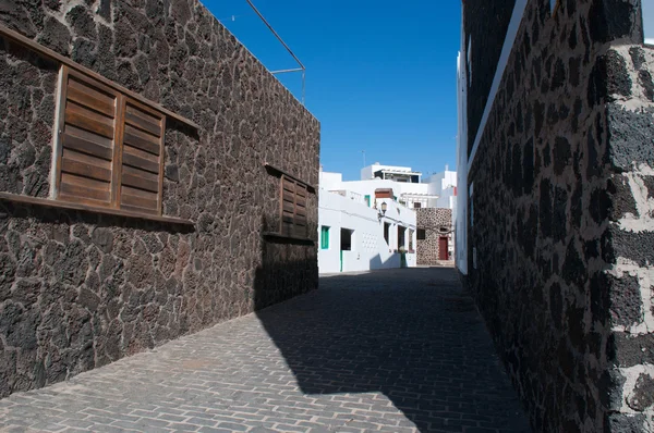 Fuerteventura, Islas Canarias, España: las callejuelas del casco antiguo de El Cotillo, un pueblo pesquero del noroeste centrado alrededor de un pequeño puerto utilizado en su mayoría por pescadores locales — Foto de Stock