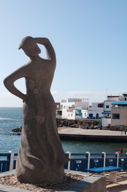 Fuerteventura, Kanarya Adaları, İspanya: anıt balıkçı içinde eski bağlantı noktası El Cotillo, 2002 temsil eden denizci için beklerken denize bakarak bir kadın sanatçı Paco Curbelo tarafından oluşturulan bir heykel dönmek