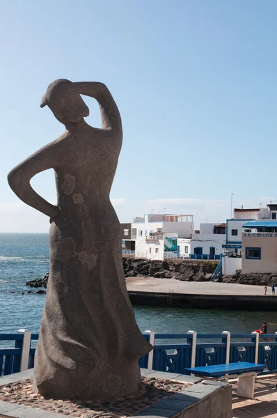 Fuerteventura, Kanarya Adaları, İspanya: anıt balıkçı içinde eski bağlantı noktası El Cotillo, 2002 temsil eden denizci için beklerken denize bakarak bir kadın sanatçı Paco Curbelo tarafından oluşturulan bir heykel dönmek — Stok fotoğraf