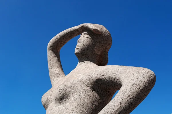 Fuerteventura, Islas Canarias, España: el Monumento al pescador en el antiguo puerto de El Cotillo, una estatua creada por el artista Paco Curbelo en 2002 que representa a una mujer mirando al mar mientras espera el regreso del marinero — Foto de Stock