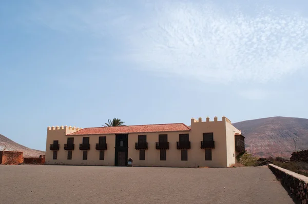 Fuerteventura, Ilhas Canárias, Espanha: vista da Casa de los Coroneles, residência dos coronéis que detinham domínio militar na ilha, construída no século XVII na aldeia de La Oliva — Fotografia de Stock