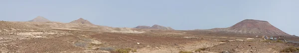 フェルテベントゥラ島、カナリア諸島、スペイン: 山と土地の主なルートに沿ってコラレホから島の南に砂漠の風景の空撮 — ストック写真