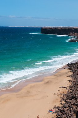 Fuerteventura, Kanarya Adaları, İspanya: panoramik altın plaj Playa de la Escalera (merdiven beach), Kuzeybatı kıyısında, El Cotillo Köyü güneyinde en ünlü plajlarından 