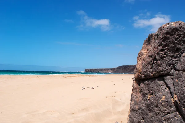 Fuerteventura, Islas Canarias, España: vista panorámica de la playa dorada de Playa de la Escalera, una de las playas más famosas de la costa noroeste, al sur del pueblo de El Cotillo — Foto de Stock