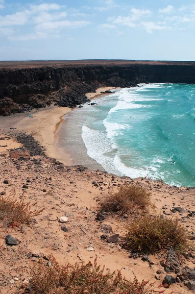 Fuerteventura, Islas Canarias, España: vista aérea de las rocas y acantilados de la playa de Esquinzo (Playa de Esquinzo), una de las playas más famosas de la costa noroeste, considerada un paraíso para los surfistas por sus olas perfectas — Foto de Stock