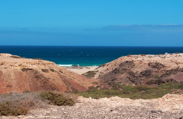 Fuerteventura, Wyspy Kanaryjskie, Hiszpania: widok z lotu ptaka skał i wydmy z Playa del Aguila (El Aguila), jeden z najbardziej znanych plaż na północno-zachodnim wybrzeżu, w pobliżu wsi El Cotillo — Zdjęcie stockowe