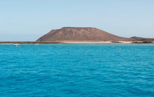 Canarische eilanden Fuerteventura, Spanje: het kristalheldere water van de Atlantische Oceaan en panoramisch uitzicht van Lobos eiland (Islote de Lobos), een klein eiland ligt slechts 2 kilometer ten noorden van het eiland Fuerteventura — Stockfoto