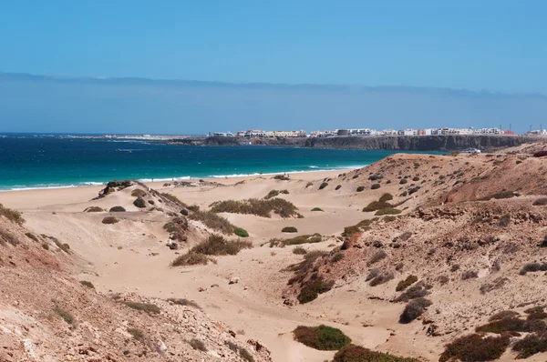 Fuerteventura, Islas Canarias, España: vista aérea de las rocas y las dunas de arena de Playa del Águila, una de las playas más famosas de la costa noroeste, cerca del pueblo de El Cotillo — Foto de Stock