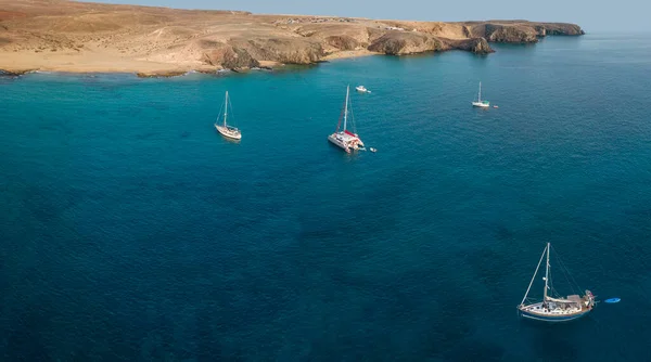 Αεροφωτογραφία Καταμαράν Και Βάρκες Κοντά Στις Ακτές Του Νησιού Lanzarote — Φωτογραφία Αρχείου