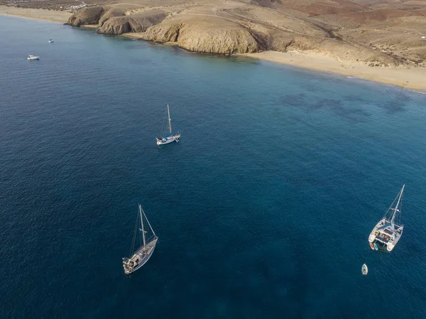 Αεροφωτογραφία Καταμαράν Και Βάρκες Κοντά Στις Ακτές Του Νησιού Lanzarote — Φωτογραφία Αρχείου